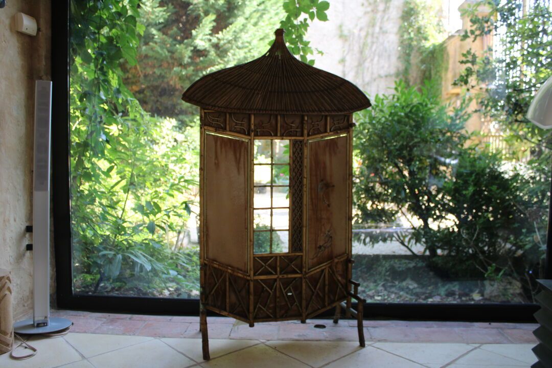 Null CHINE, paravent en bois laqué à décor d'une pagode, XXe siècle. 127 x 78 cm&hellip;