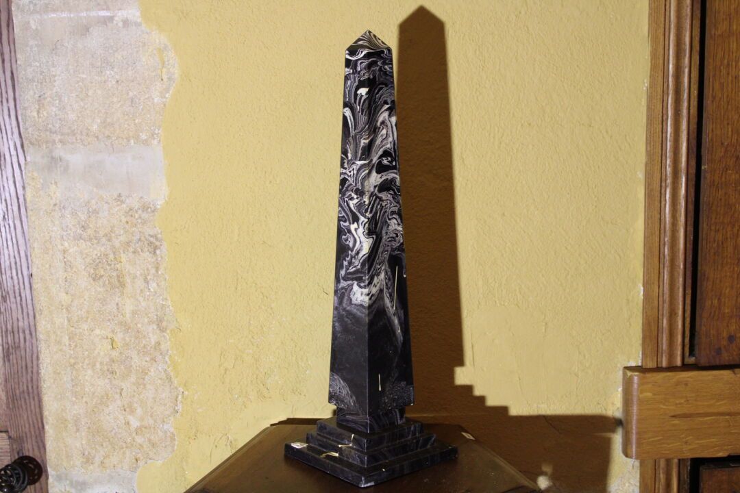 Null Obelisk in black marble, white veined, 20th century. Height 52 cm.