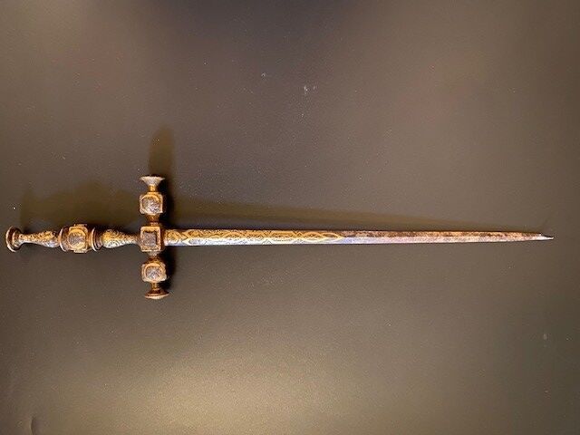 Null 一把文艺复兴时期风格的带凹槽和镀金的青铜匕首，上面用铸铁装饰着皇帝的轮廓。长度：40.5厘米。