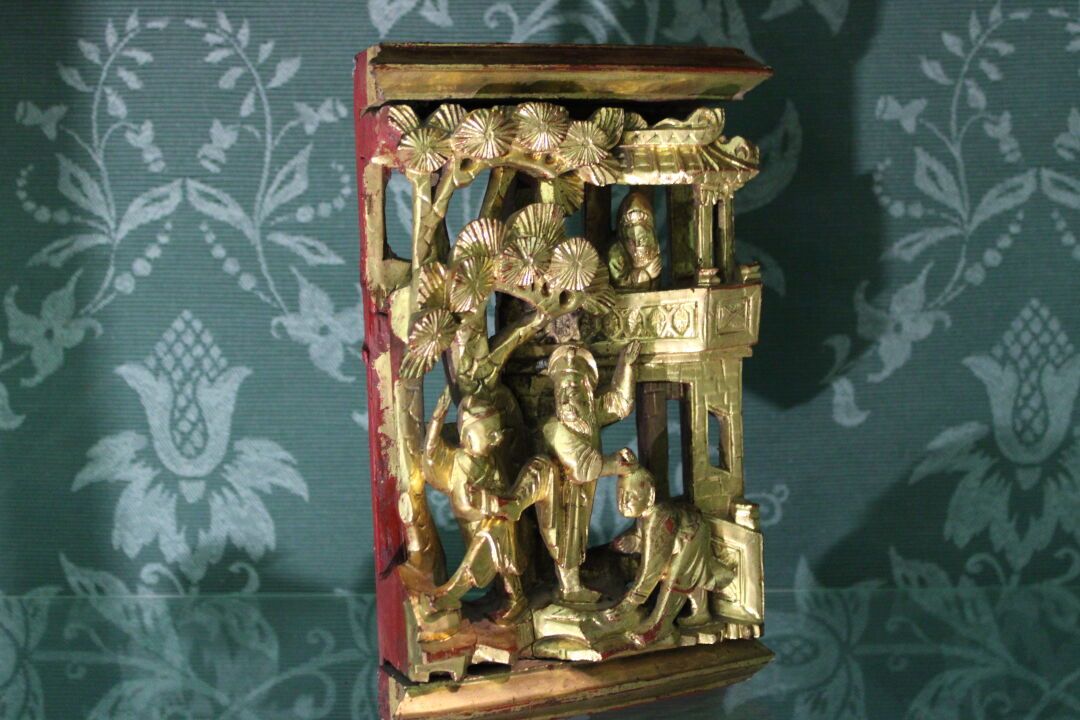 Null CINA, decorazione in legno intagliato e dorato con figure, XX secolo. Dimen&hellip;