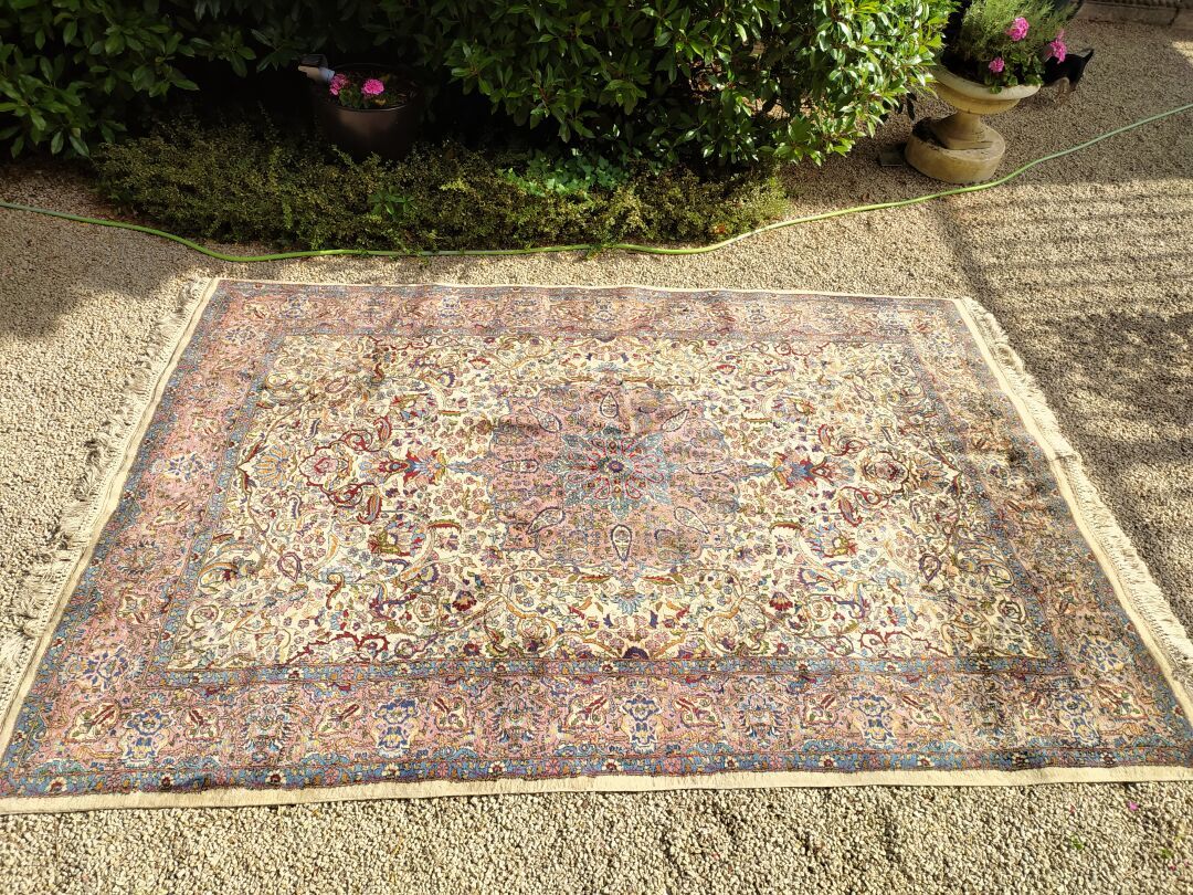 Null Persien 20. Jahrhundert, cremefarbener Grundteppich mit Flechtwerkdekor. 20&hellip;