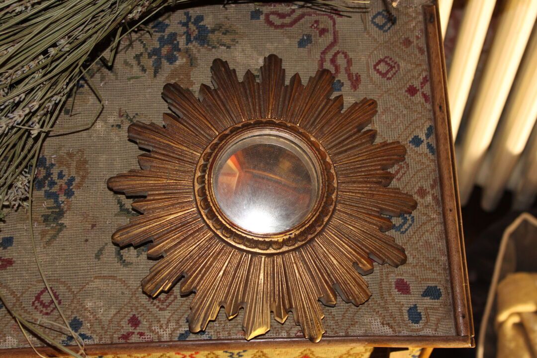 Null Miroir sorcière en bois doré, rayonnant, XXe siècle. Diamètre 25 cm.