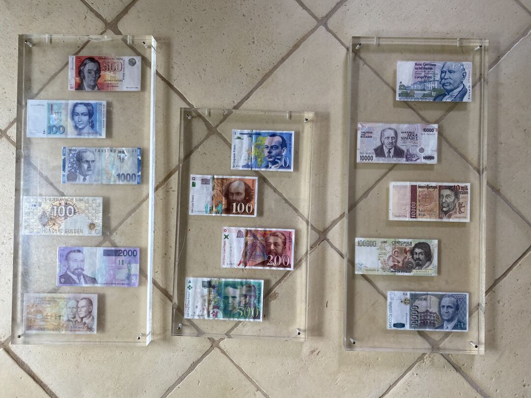 Null Set di banconote sotto plexiglass, composto da 3 elementi. Vecchie valute e&hellip;