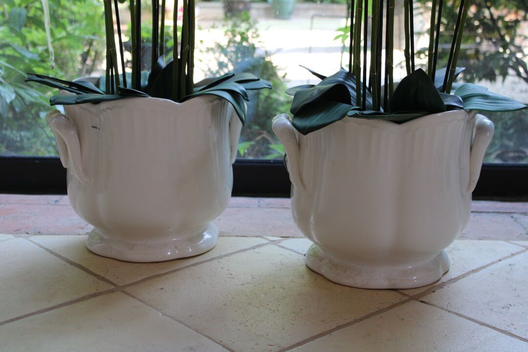 Null 一对白底釉陶花盆，20世纪。高27厘米。