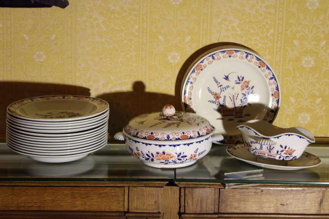Null Wedgwood - Etruria England - Van Hoorne，多色陶器服务，包括一个汤锅，14个汤盘，25个盘子，3个甜点盘，一个酱&hellip;