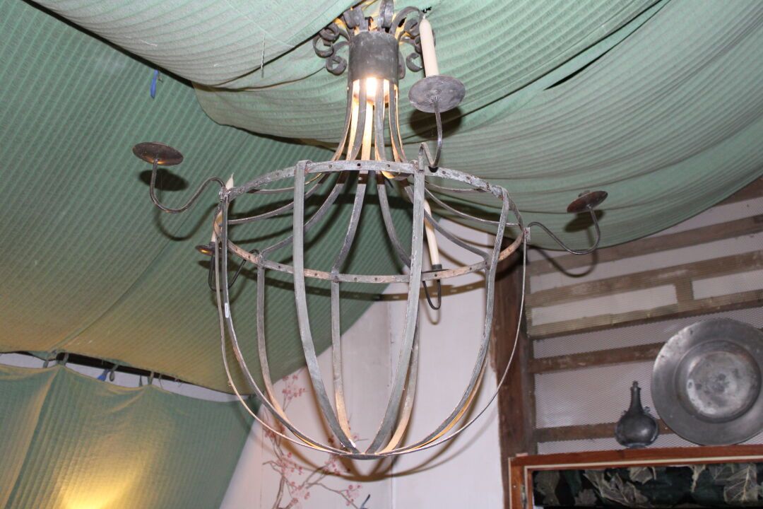 Null 锻铁篮子吊灯，有五个灯，20世纪。高度91，直径59厘米。