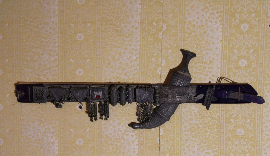 Null 金属腰带，有天鹅绒镶边和硬石镶嵌，也门，19世纪。长103厘米。