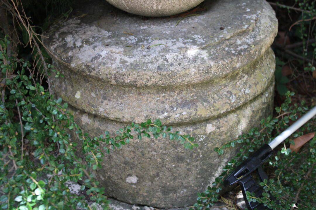 Null 2个石雕底座，可能是一个柱子的底座和柱子的资本。高度：34/24厘米。