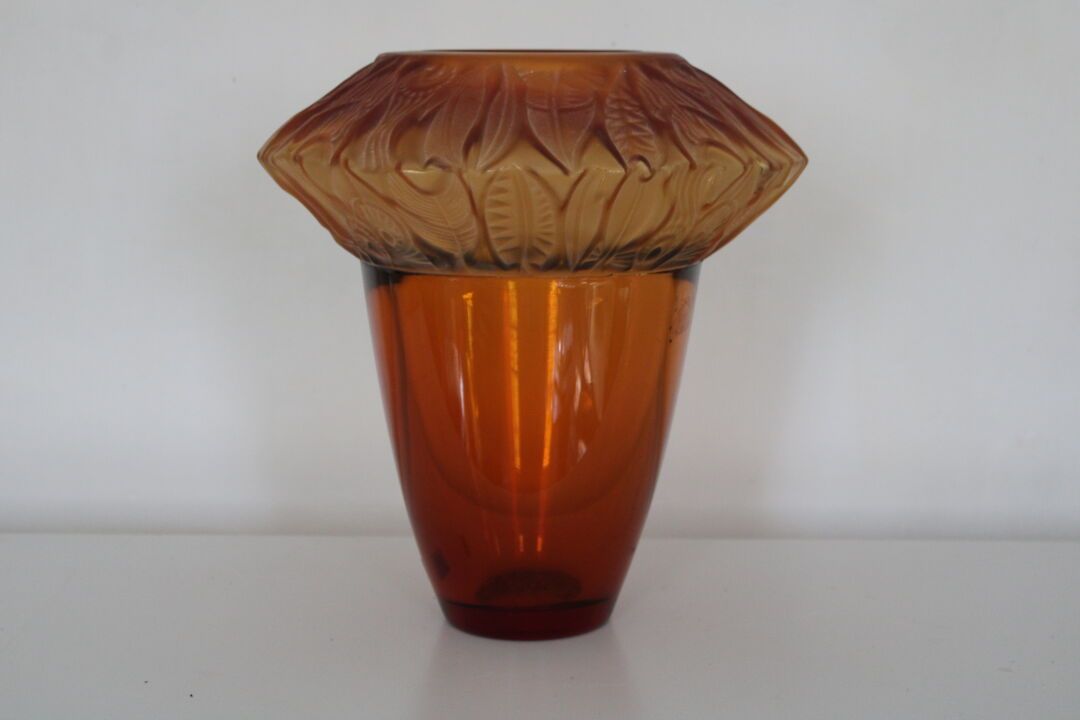 Null PORTHIEUX, jarrón de cristal y pâte de verre con fondo ocre, siglo XX. Altu&hellip;