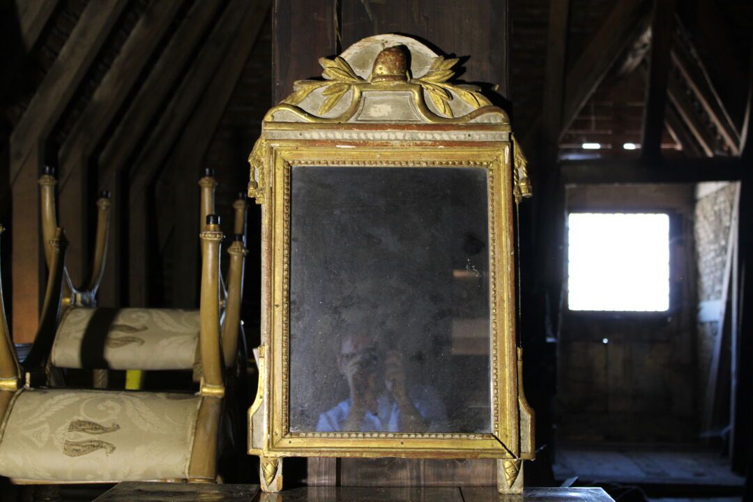 Null 一件路易十六时期的模制、雕刻、涂漆和镀金玻璃，上面有珍珠和月桂树叶的楣。尺寸：75 x 45厘米。损坏和丢失的部件。玻璃被打了补丁。