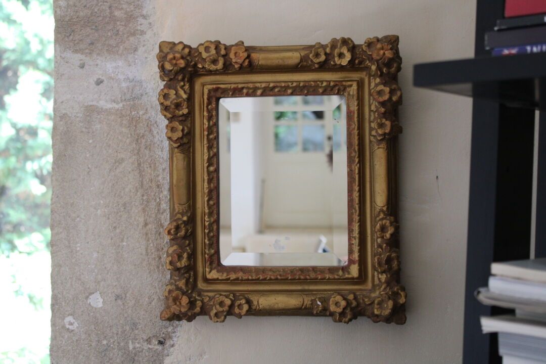 Null Pequeño espejo de madera con estuco dorado, de estilo del siglo XVIII. Dime&hellip;