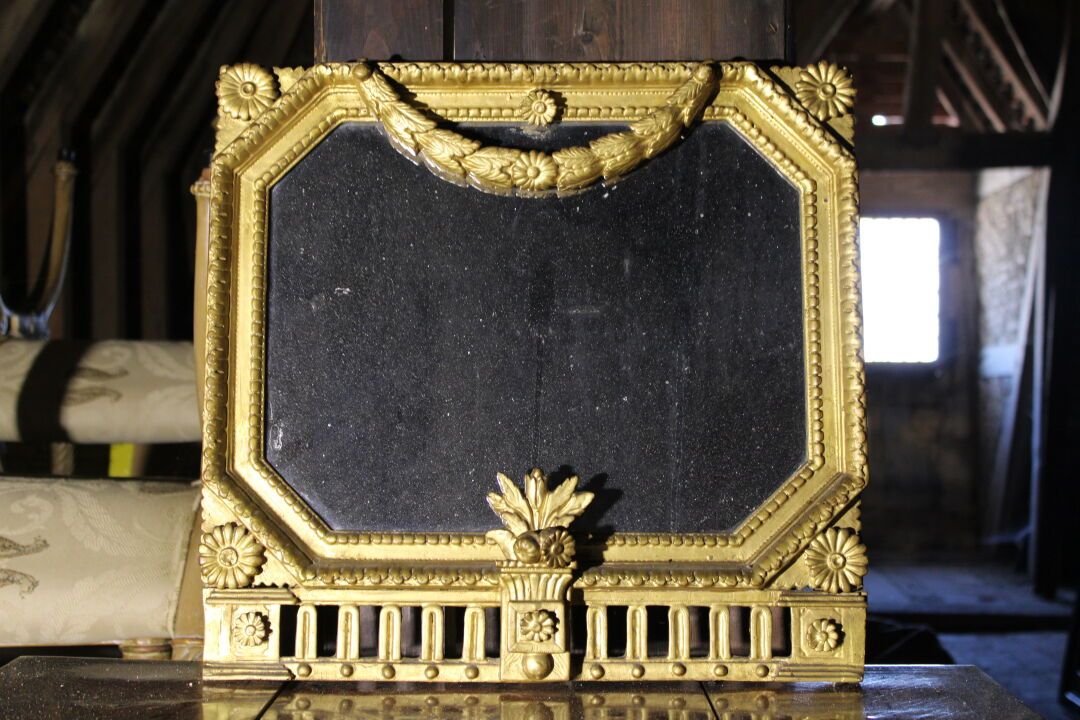 Null 一面路易十六风格的模制、雕刻和镀金的木制镜子，装饰有叶子的花环和珍珠的楣。八角形的玻璃。