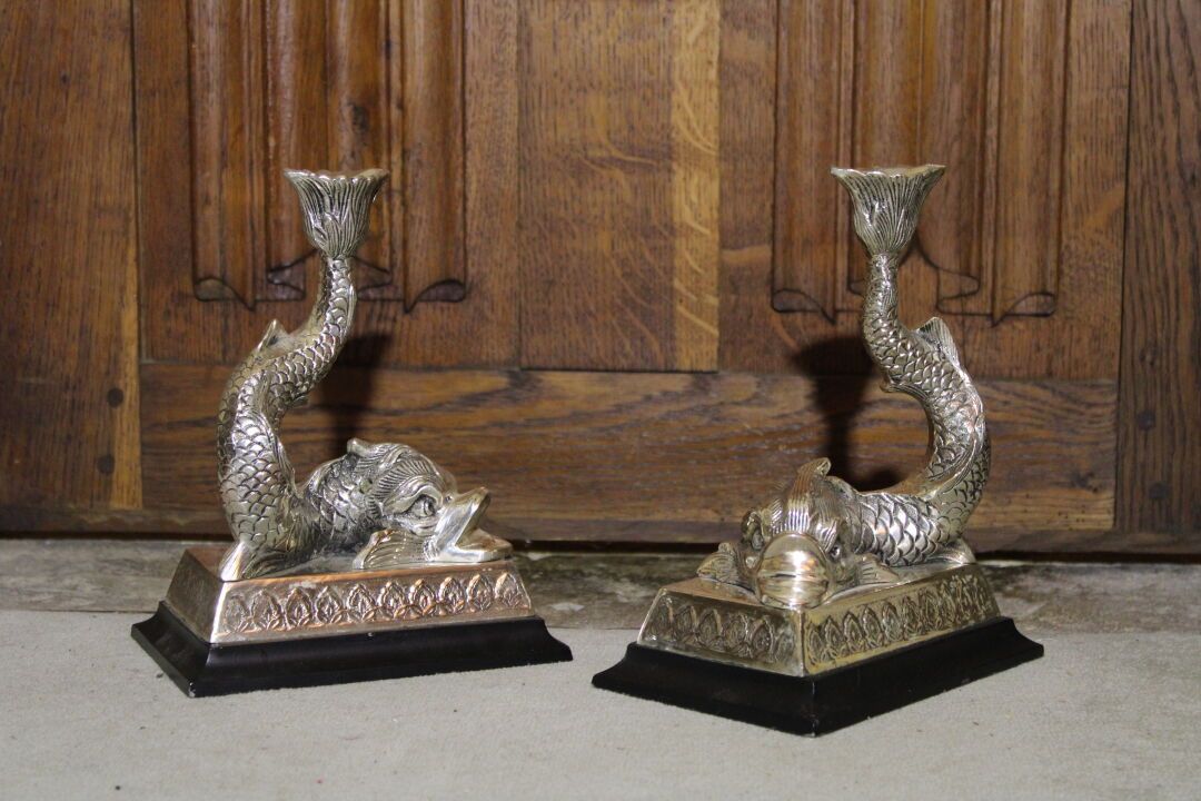 Null Paire de flambeaux en métal argenté, XXe siècle, à décor de poissons. Haute&hellip;
