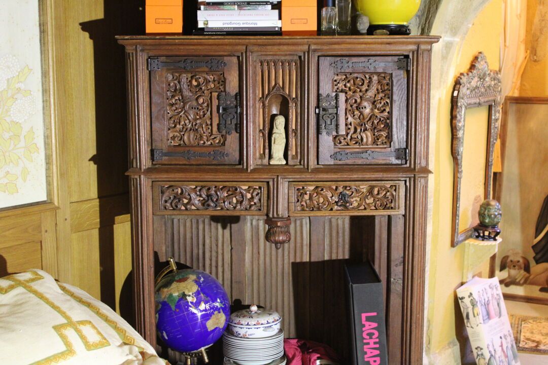 Null Neo-Gothic dresser in molded and carved oak, opening with two leaves surrou&hellip;