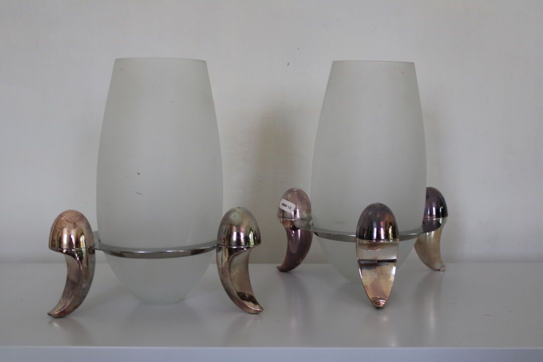 Null Ein Paar Windlichter aus Opalin, die auf einer versilberten Metallbasis mit&hellip;