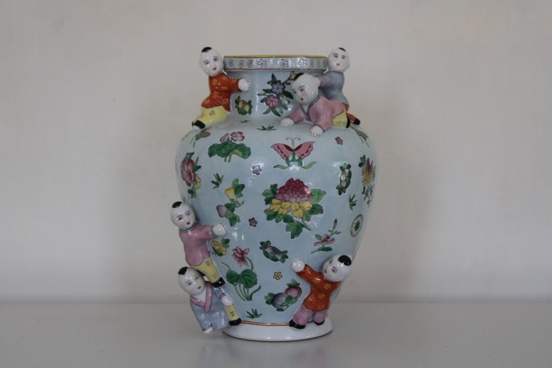 Null CHINE, Vase en porcelaine polychrome à décor de personnage, col hexagonal, &hellip;