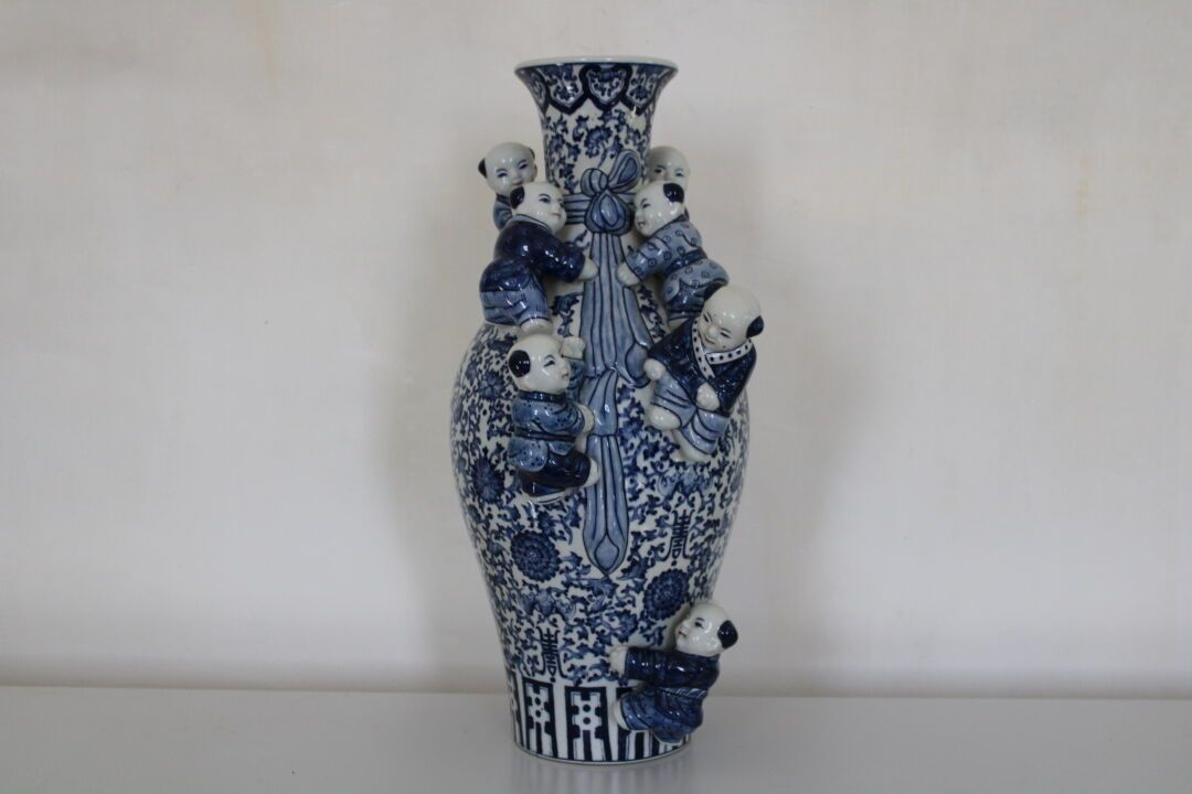 Null 中国，瓷器花瓶，装饰有蓝色单色字，20世纪。高49厘米。