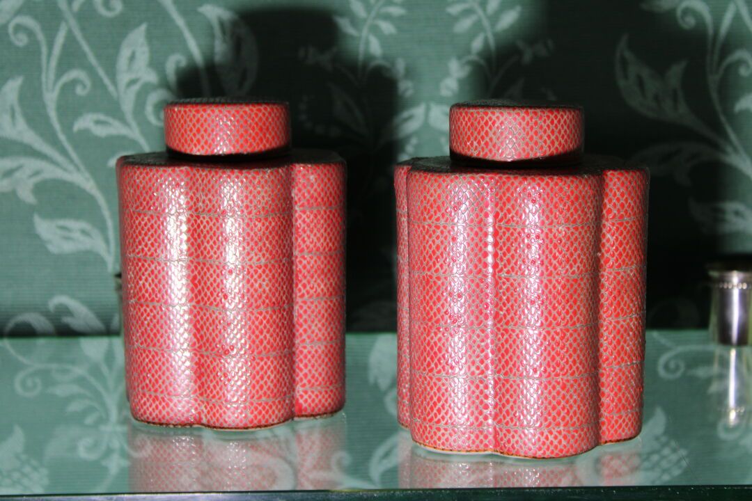 Null CINA, coppia di bottiglie in porcellana rossa, forma polilobata, marchio so&hellip;