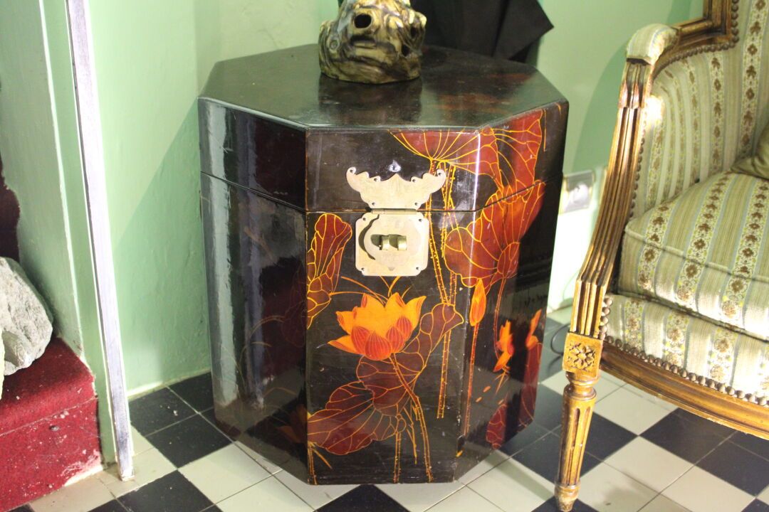 Null 中国，八角形的漆木箱，有叶子和花的装饰，20世纪。尺寸：55 x 50 x 50厘米