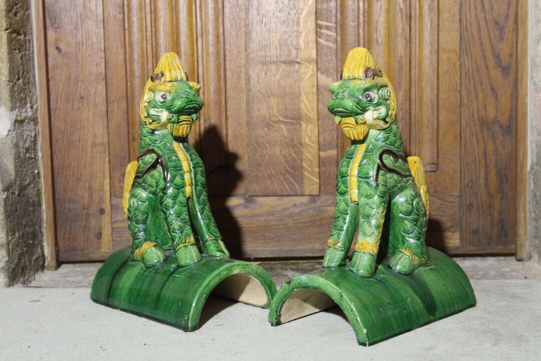Null CHINA, siglo XX, pareja de perros Fô de terracota vidriada en color verde. &hellip;
