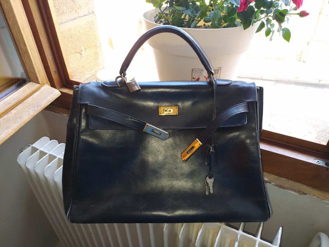 Null HERMES PARIS Vintage Kelly Bag aus schwarzem Leder mit Vorhängeschloss und &hellip;