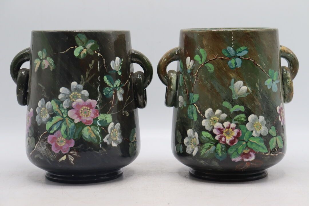 Null 一对陶制花瓶，带有焊接环的两个侧向把手。19世纪的作品，可能是Gien（损坏和丢失） 高度：18厘米，直径：13厘米