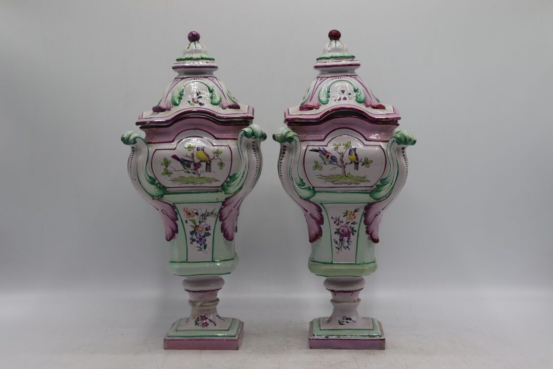 Null 一对多色瓷盖花鸟壶。19世纪的作品，符合尼德维勒的品味（修复）。高度：30厘米