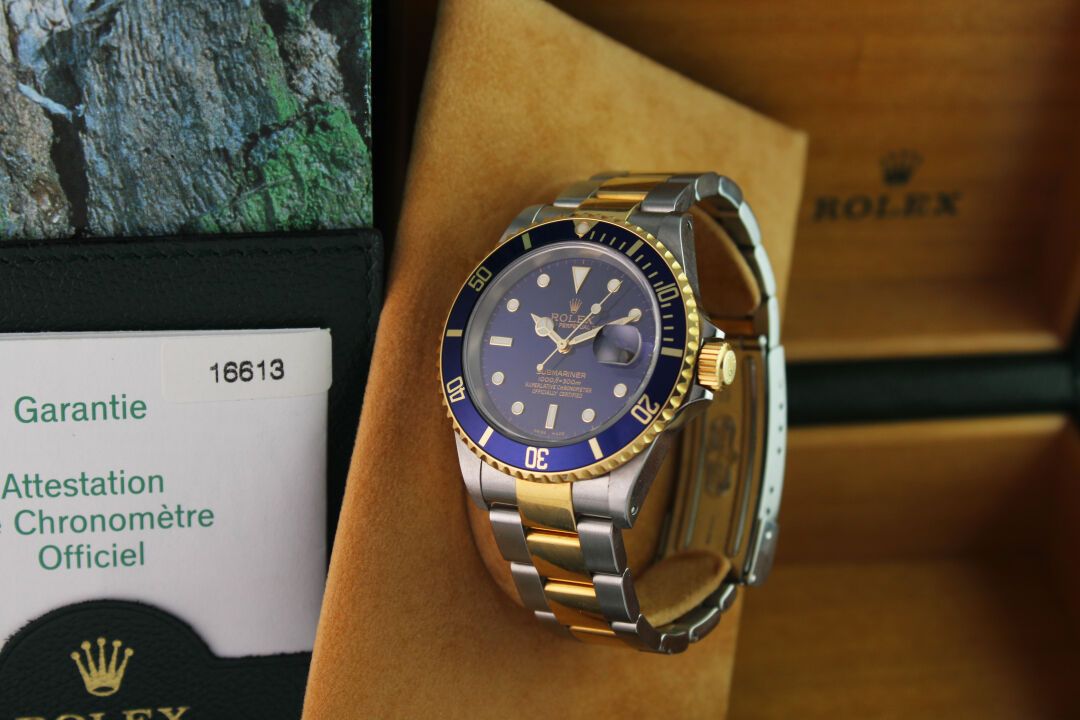 Rolex Submariner réf.16613 c.2003 Montre bracelet en or et acier. Boitier rond d&hellip;