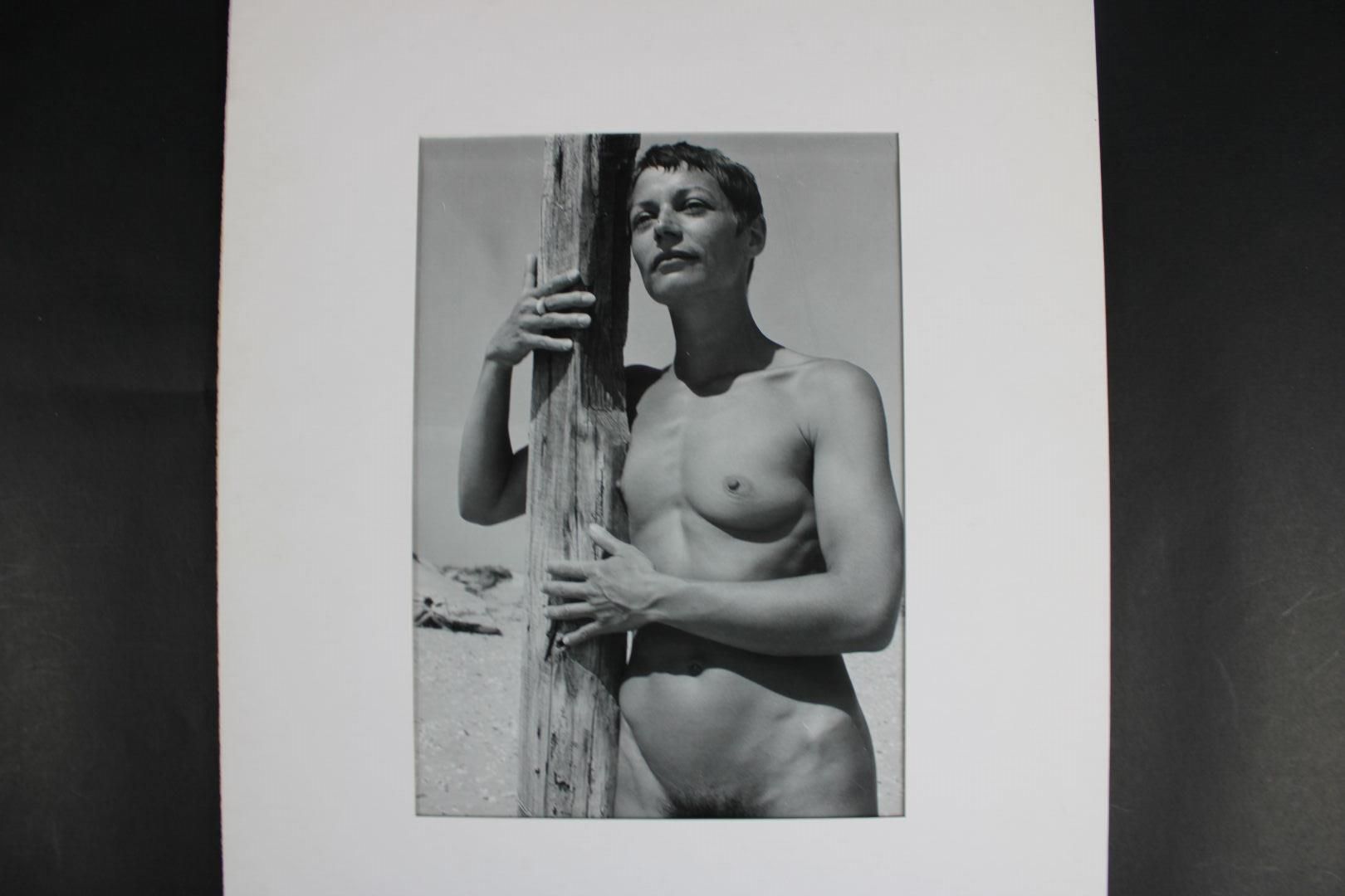 Null [PHOTOGRAPHY], Lot of three portraits of nude women.无符号。2张彩色印刷品，1张黑白印刷品。

 &hellip;