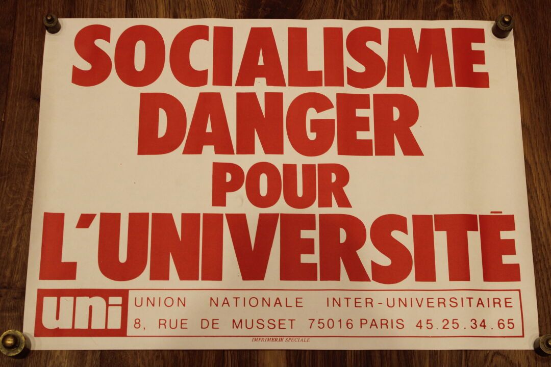 Null 一盒各种政治海报，包括。

- 联合国大学社会主义危险组织 45 x 64 cm

- 米尔-密特朗是外国人的投票权 45 x 64 cm

- 联合&hellip;