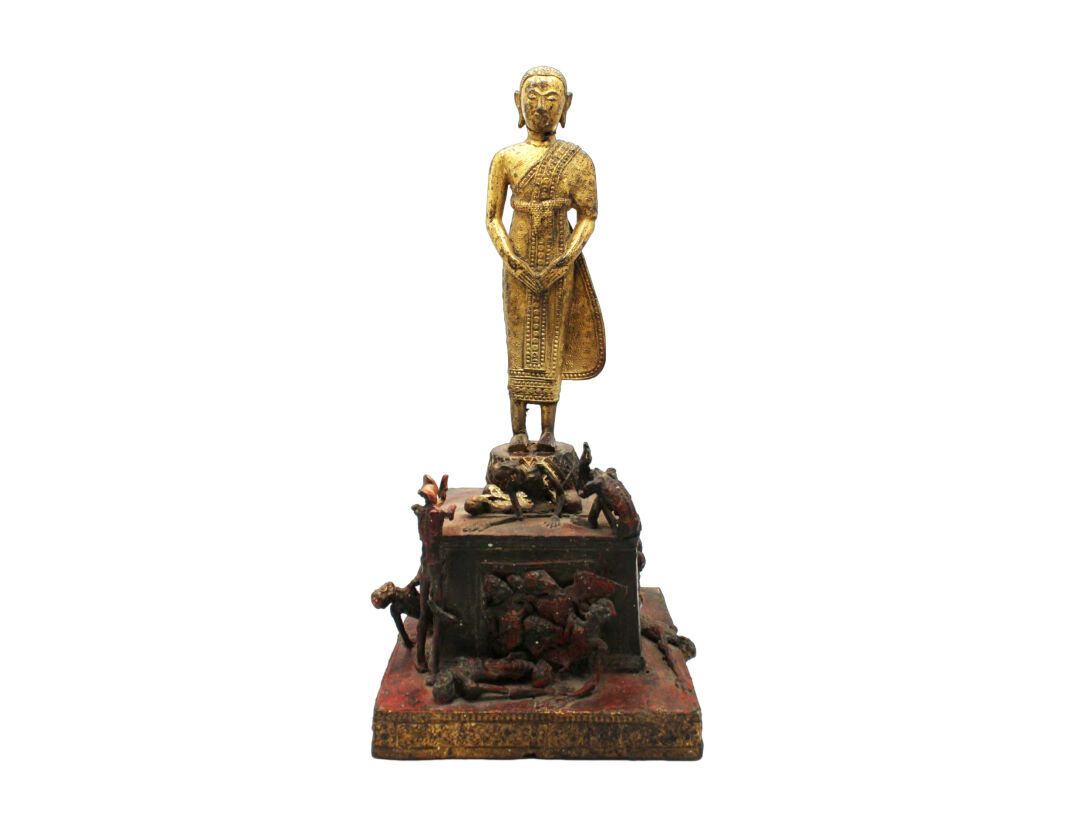 Null SIAM，Rattanakosin时期。一组金色和红色漆面的青铜器，代表一个站在风格化的莲花上的和尚，支配着一个四角形的平台，从平台上出现的骷髅身体让&hellip;