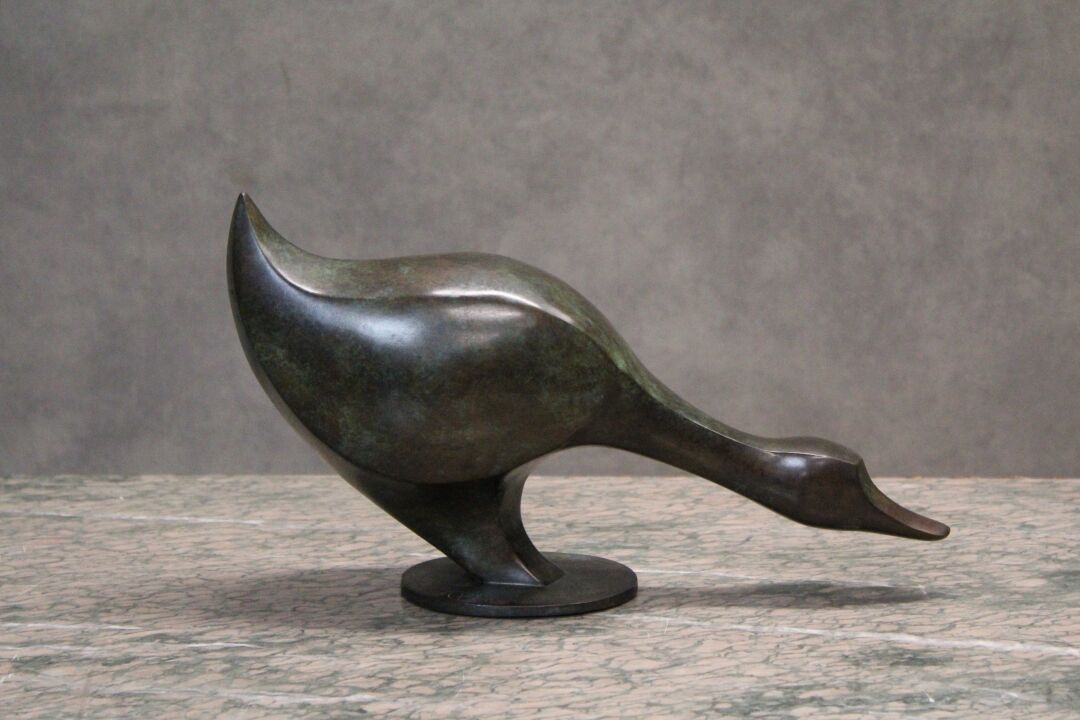 Gérard BOUDON (1946-2011). Subject in patinated bronze representing a  goose. Signed on the terrace and numbered 8/8 with the founder's stamp.  Dimensions : 17 x 30 cm.