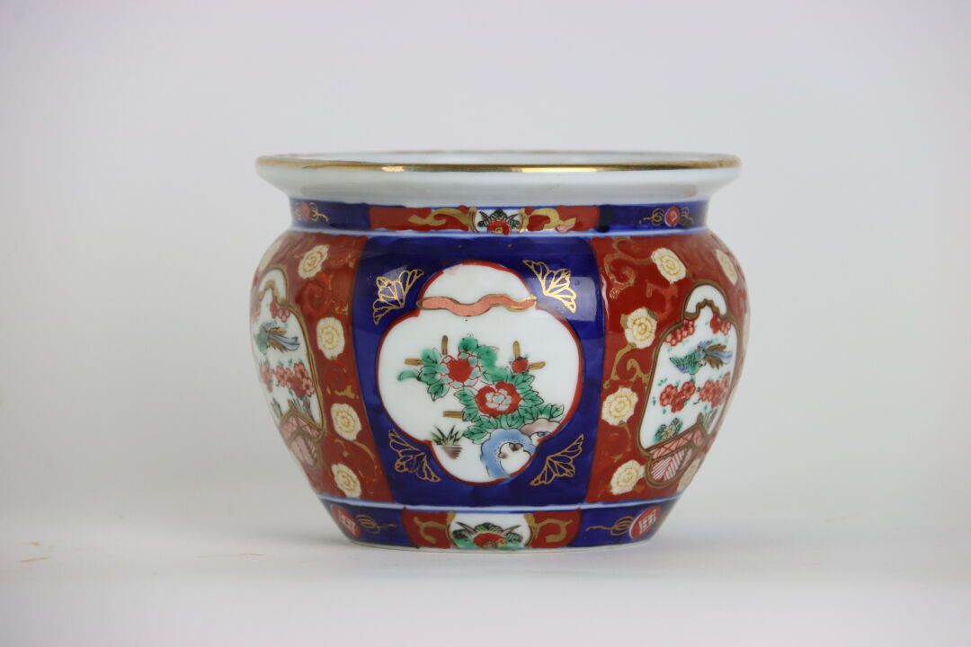 JAPON - Imari Cache-pot en porcelaine Imari à décors de fleurs en cartouche. Hau&hellip;