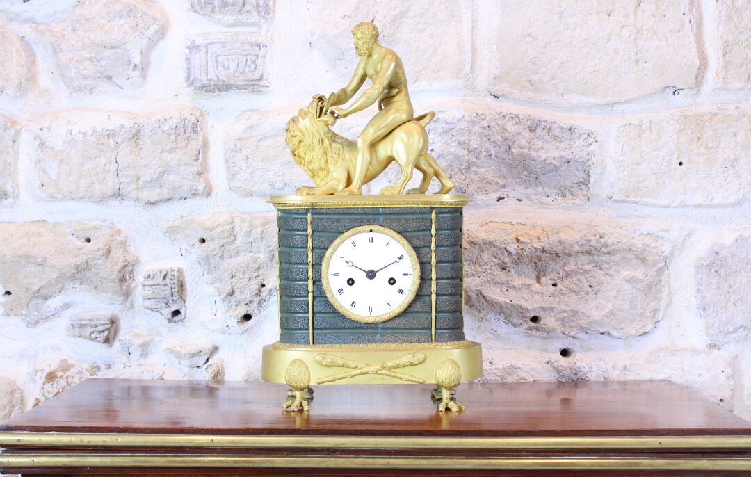 Torneado Hablar con Publicación Reloj de bronce dorado que descansa sobre cuatro patas d… | Drouot.com