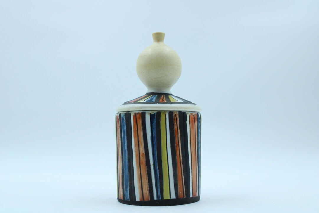 Null 罗杰-卡普伦 (1922-2006) 
有盖的壶。釉面陶瓷。 创作日期：1955年左右 高度：21厘米 直径：10厘米