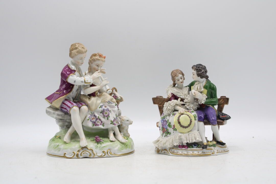 Null 两件带有多色珐琅彩装饰的萨克森瓷器主题相遇，包括来自Sitzendorf工厂的一对坐在长椅上的夫妇，以及来自Weissbach工厂的一对拿着笛子的夫妇&hellip;