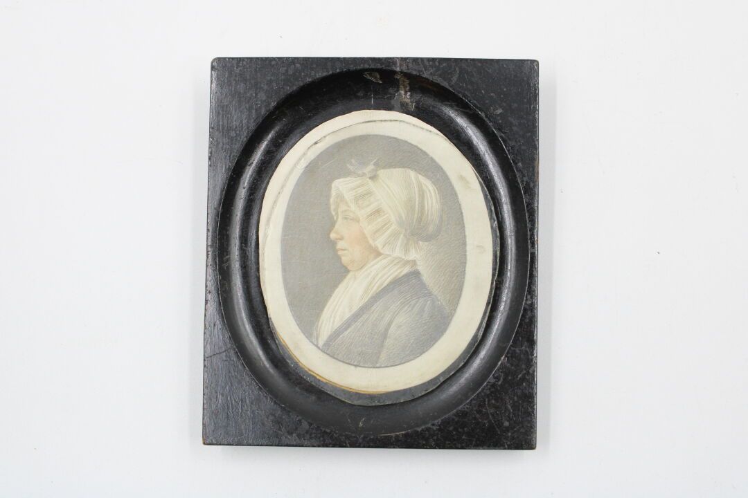 Null 18世纪的法国学校。一个女人的微型侧面肖像，纸质，装在木框里。法国，18世纪末。 尺寸：9 x 7厘米。