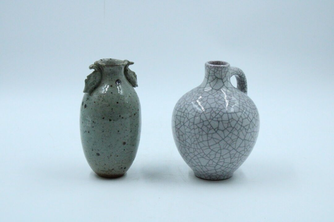 Null 两个花瓶的相遇。 
Friedgart GLATZLE (1925)为Karlsruhe Majolika设计的单柄卵圆形粘土花瓶，釉面有裂纹。背面有&hellip;