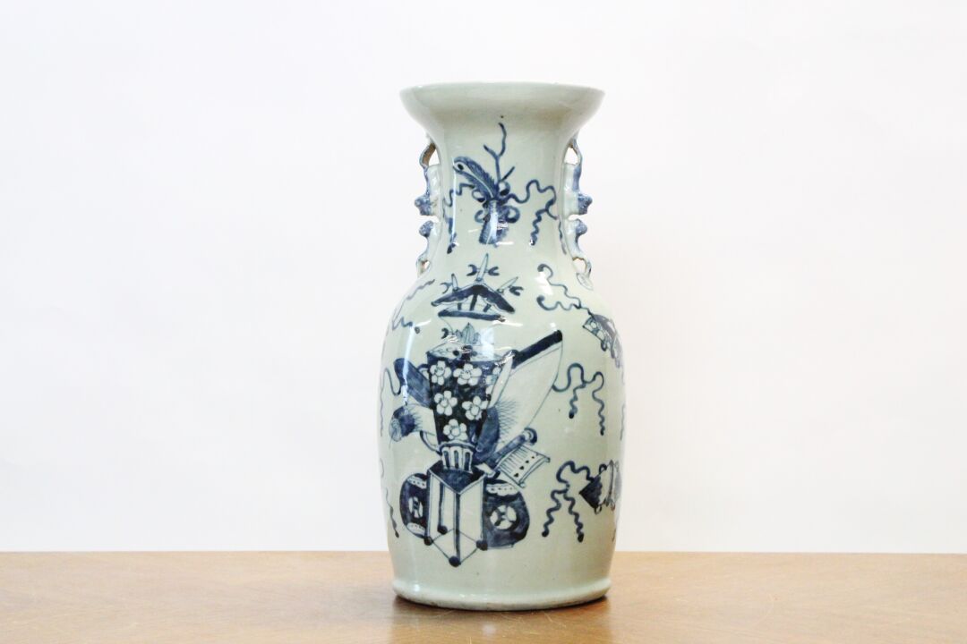 Null 中国。白瓷柱形花瓶，有蓝色的单色装饰。高度：41厘米