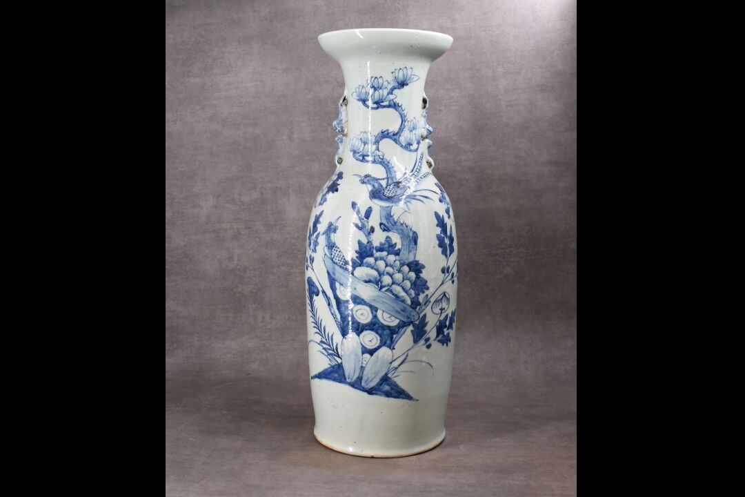 Null 中国。一个瓷制的阳台花瓶，有白色和蓝色的植物装饰。高度：59厘米。
