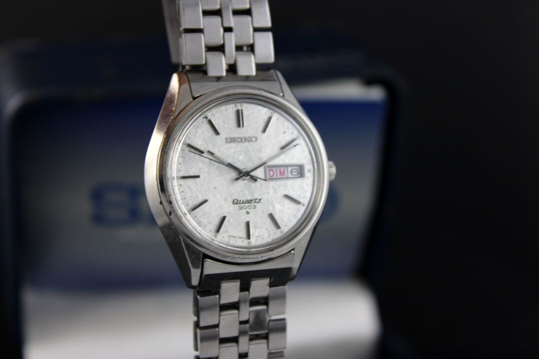 SEIKO Quartz 3003  Steel bracelet watch. Textured dial.  