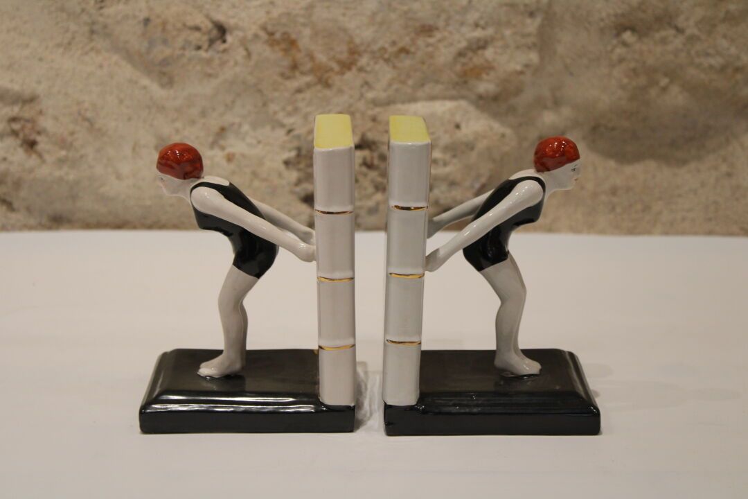 Null Ein Paar Buchstützen aus polychromer Keramik, die Taucherinnen darstellen. &hellip;