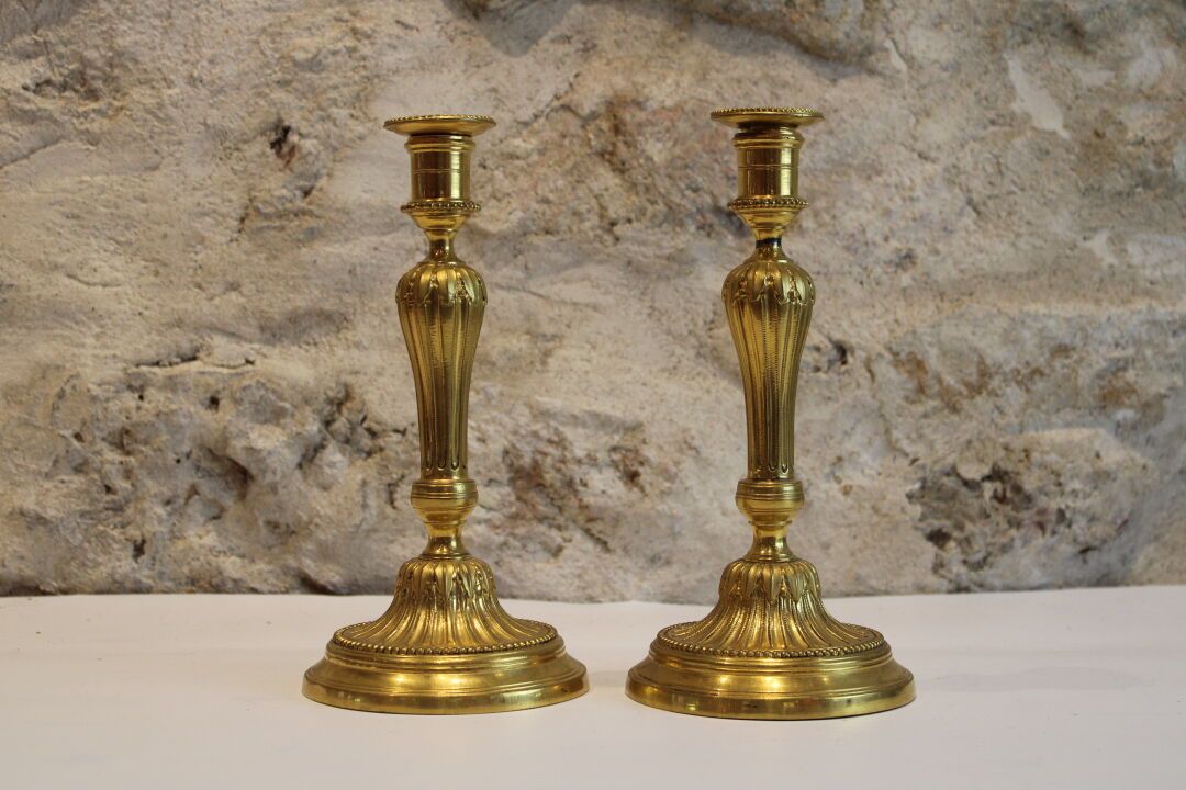 Null Ein Paar Fackeln aus vergoldeter Bronze mit Perlenfries-Dekor. Aus der Zeit&hellip;