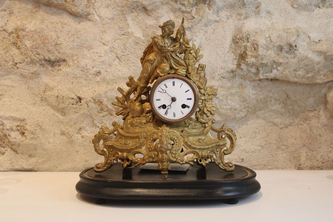 Null 鎏金金属的时钟，没有玻璃钟。有2个上发条的钥匙。尺寸：34 x 35厘米