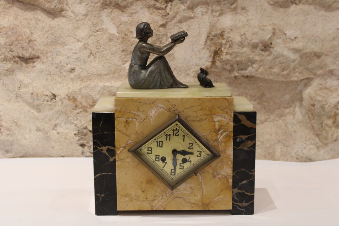 Null Orologio in marmo, inizio XX secolo, periodo Art Déco, con una giovane donn&hellip;