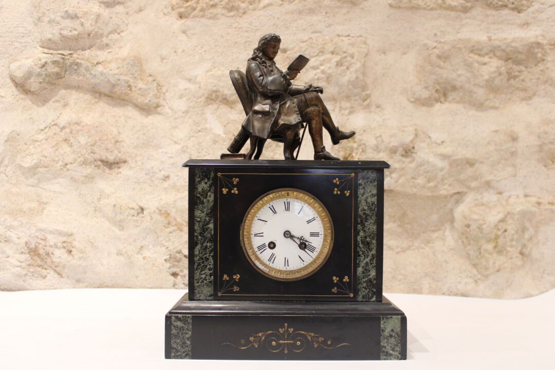 Null 一个19世纪末的黑色大理石钟，带有鎏金装饰，上面有一个18世纪的人在他的扶手椅上阅读。带着它的钥匙。高度：38厘米