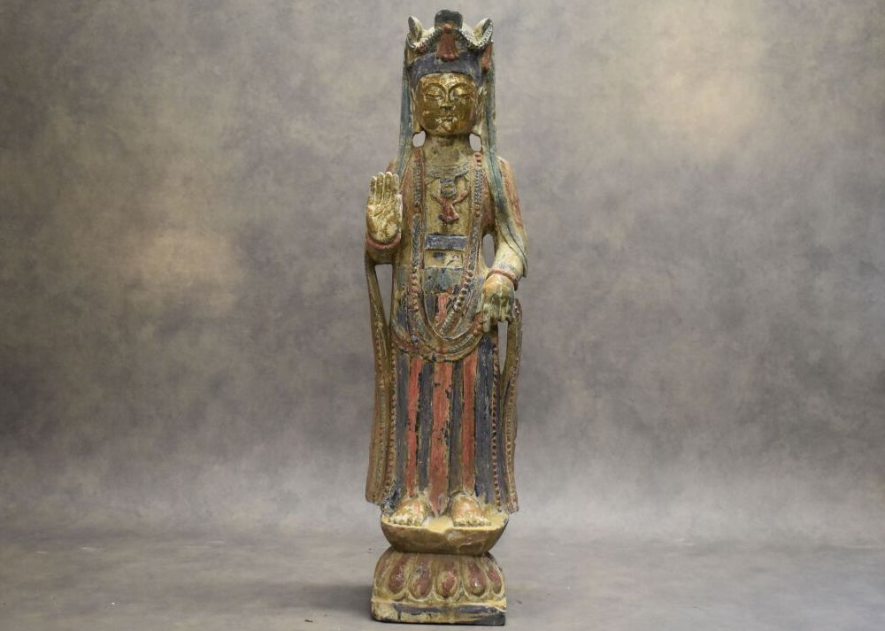 Null CHINA, im Stil des VI/VII Jahrhunderts. Skulptur aus polychromem Stein . Hö&hellip;