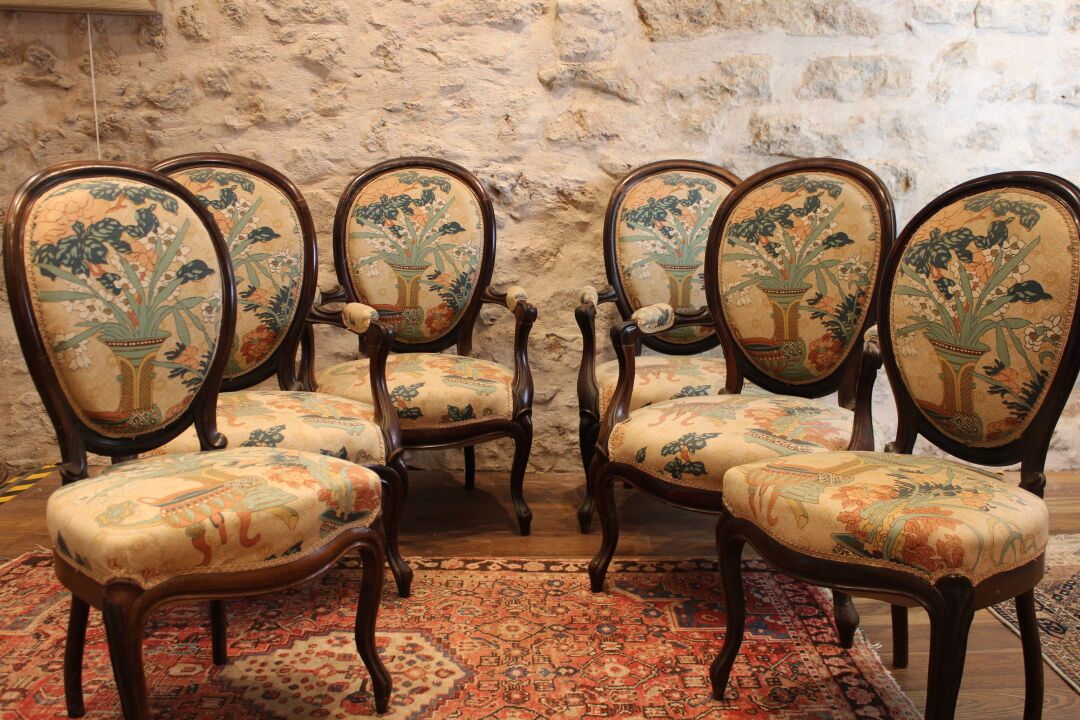 Null 四把扶手椅和两把椅子，路易十五风格，雕刻成型的木头，靠在四条弯曲的腿上，徽章式的靠背和座椅用中国风的图案织物装饰。尺寸：98 x 58 x 48厘米和&hellip;