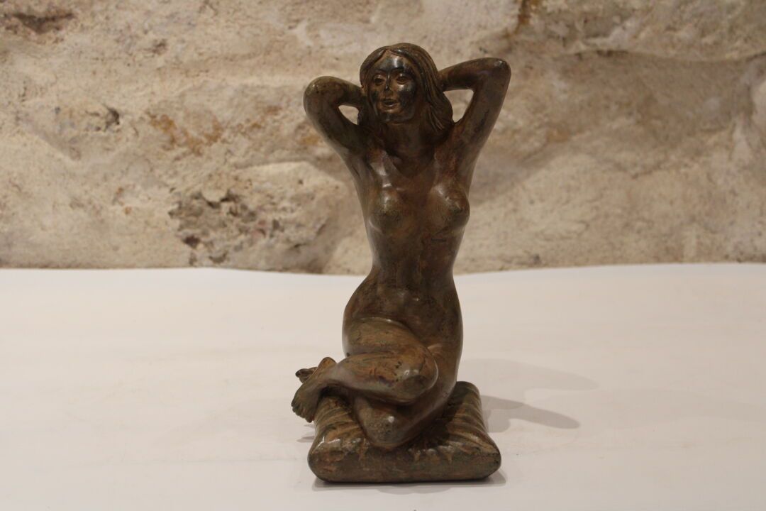 Null CHENET Pierre (XXe siècle), Femme nue assise, sculpture en bronze signé. Ha&hellip;