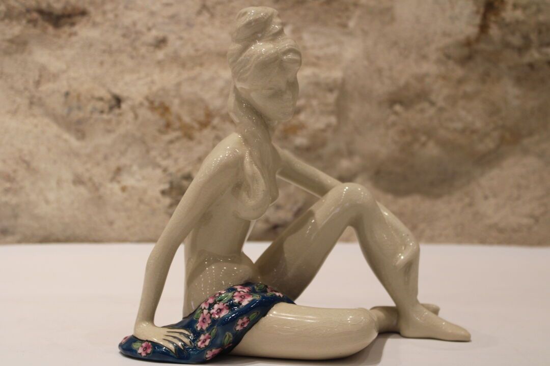 Null 一件大型的装饰艺术题材，采用裂纹陶瓷和多色珐琅，表现一个半裸的坐着的女人，背面有印章。高度：24,5厘米